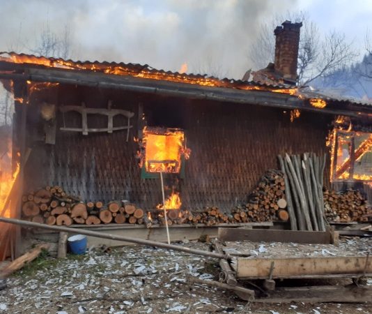 TRAGEDIE LA VIŞEU DE SUS: Trei persoane (soț, soție și copil) au ars de vii în casă. Incendiul a izbucnit de la un jar căzut din sobă (VIDEO, GALERIE FOTO)