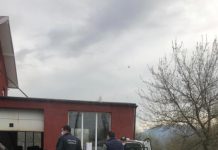 FOTO CITITORI: Șeful Poliției Locale Baia Mare își schimbă anvelopele mașinii personale în timpul serviciului
