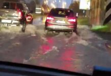 FOTO/VIDEO: Ploi torenţiale şi grindină. Pasajul CFR de la intrarea în Baia Mare a fost inundat