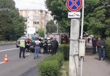 GALERIE FOTO: Impact între două autoturisme pe bd. Republicii, două victime