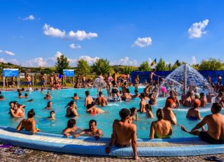 Ștrandul Termal Tășnad și-a deschis porțile, cu cea mai terapeutică apă termală și multe surprize