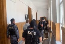 FOTO/VIDEO – Suflă și în iaurt acum: Ucrainenii ce au evadat din arestul IPJ Maramureș – măsuri de pază extreme pentru escortarea la Curtea de Apel Cluj