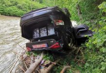 ACTUALIZARE / URMĂRIȚI DE POLIȚIA DE FRONTIERĂ – Un contrabandist a băgat doi oameni în spital după ce s-a izbit frontal de o altă mașină apoi s-a dat peste cap. Mașina era plină cu țigări ucrainene (FOTO EXCLUSIV, VIDEO)