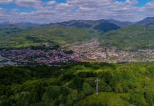 EXCLUSIVITATE – MADE ÎN VIȘEU DE SUS: Inculpat într-un dosar DIICOT de sprijinire a unui grup infracțional organizat, dar numit director interimar la o școală generală din Vișeu de Sus (ACTUALIZARE)