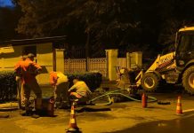 FOTO CITITORI: CHINUIALĂ – De ore bune muncitorii de la gaz se ”luptă” cu o conductă spartă