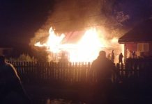 EXCLUSIV VIDEO: Incendiu violent la Repedea. Flăcările au mistuit un grajd și un șopron (actualizare)
