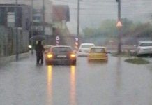 FOTO: COD GALBEN – Strada Mărgeanului inundată. Maşini blocate