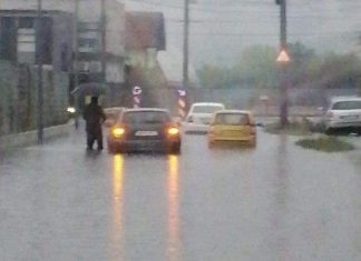 FOTO: COD GALBEN – Strada Mărgeanului inundată. Maşini blocate