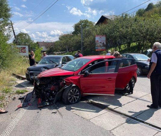EXCLUSIV FOTO: O soferiță a intrat într-un Audi la trecerea la nivel cu calea ferată dintre Moisei și Borșa (actualizare)