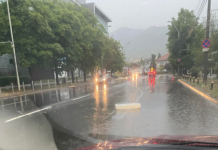 Materiale de construcție căzute peste mașini! ATENȚIE, șoferi din Baia Mare