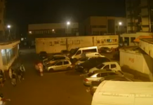 Autoturisme parcate pe Strada Școlii din Baia Mare, luate la pumni și picioare de un grup de tineri teribiliști. VIDEO