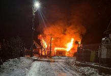 O noapte rea, o secundă și o scânteie a lăsat o tânără familie din Chiuzbaia fără acoperiș deasupra capului în plină iarnă. HAIDEȚI SĂ-I AJUTĂM