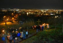 Calea Crucii lui Isus, procesiune cu torţe sâmbătă, 23 martie