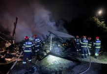 A luat foc o anexă gospodărească din Şurdeşti. Au ars unelte, cherestea, un autoturism – foto