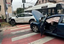 Coliziune între două autoturisme pe strada Avram Iancu din Baia Mare. O victimă a fost transportată la spital