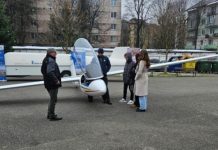 Vizită inedită la Colegiul Național „Vasile Lucaciu” din Baia Mare: un planor performant de la Aeroclubul României
