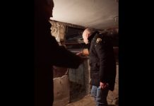 Locuitorii unui bloc din Baia Mare amenajează un buncăr pentru situații de urgență