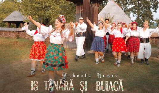 „Din inima Maramureșului, pentru o nouă generație: Mihaela Nemes lansează: „Îs tânără și buiacă”